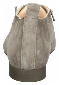 Grijze leren enkelboot zichtbaar van achteren met een treklus en een lage donkerbruine zool.