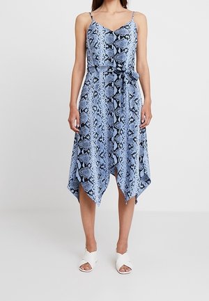 Blauw slangenprintjurk met verstelbare spaghettibanden, een ceintuur in de taille en een asymmetrische zoom. Zachte stof met een vloeiende textuur.