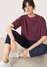 s.Oliver MIT STREIFEN - T-Shirt print - navy
