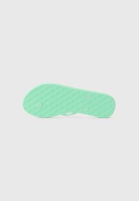 Talpă plată de pantof verde mentă, cu un model texturat în formă de diamant. Prezintă două indentări circulare pentru o aderență și stabilitate suplimentară.