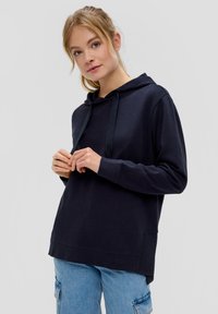 Marineblauwe hoodie met lange mouwen, een kangoeroezak en een relaxte pasvorm. Gemaakt van zachte stof met een gladde textuur.