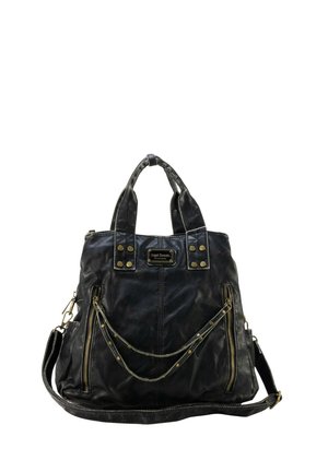 Bolso de piel negra con dos asas superiores, bolsillos frontales con cremallera, cadena decorativa y correa de hombro ajustable sobre fondo blanco.