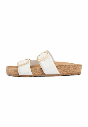 Weiße Slip-On-Sandale mit zwei verstellbaren Riemen und goldfarbenen Schnallen, Korkfußbett und strukturierter Gummisohle.