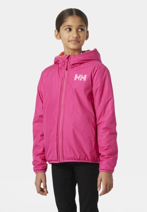 Chaqueta de color rosa brillante con cremallera, cuenta con capucha, puños elásticos y un forro interior suave. Logotipo visible en el pecho. Corte casual con una textura suave.