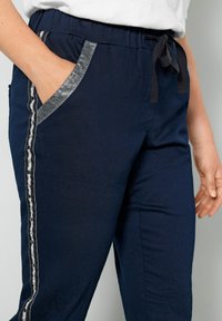 MIAMODA EDLER SEITENSTREIFEN, ELASTIKBUND - Trainingsbroek - navy blue