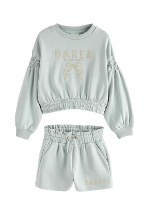 Hellblaues Sweatshirt mit elastischem Bund und gerafften Ärmeln, kombiniert mit passenden Shorts mit Kordelzug, beide mit dem Schriftzug "BAKER" bestickt.
