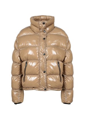 Beige gewatteerde pufferjack met een glanzende afwerking. Heeft een hoge kraag, zwarte knopen en ritszakken aan de zijkanten.
