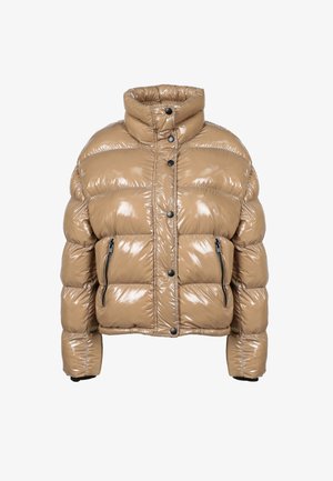 Beige gewatteerde pufferjack met een glanzende afwerking. Heeft een hoge kraag, zwarte knopen en ritszakken aan de zijkanten.