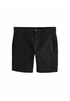 Sorte shorts i mid-længde med bæltestropper, knaplukning og forlommer på hvid baggrund.