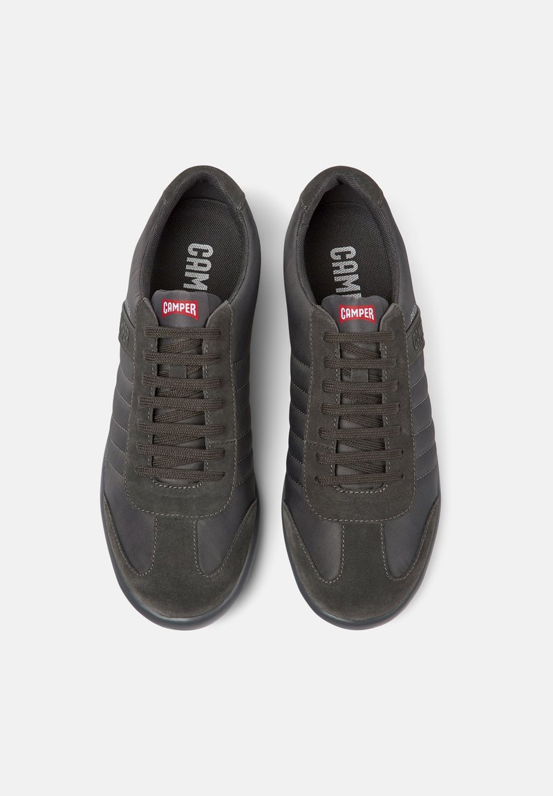 Dunkelgraue Sneakers aus einer Mischung aus glattem und strukturiertem Material, mit einem Schnürdesign und subtilen gestreiften Akzenten an den Seiten.