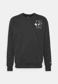 Sudadera negra de material suave con cuello redondo, que presenta un logo blanco de "N" y el swoosh de Nike en el pecho y la manga.
