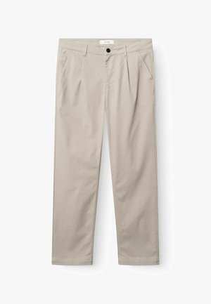 Pantaloni bej cu croială dreaptă, buzunare laterale, pliuri frontale, bucle pentru curea și închidere cu nasture la talie.