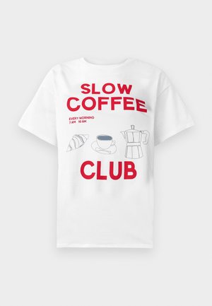 Witte t-shirt met rode tekst "SLOW COFFEE CLUB" en kleine zwarte illustraties van een croissant, een koffiekopje en een koffiezetapparaat.