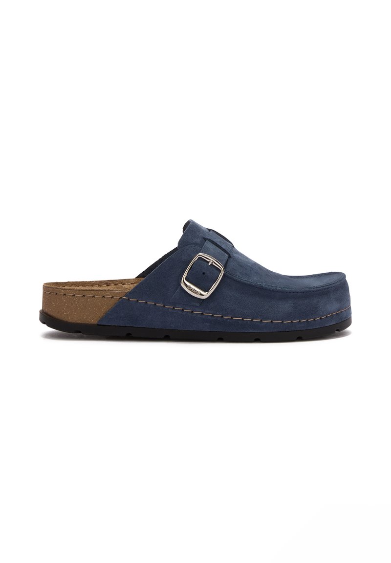 Zoccoli da uomo in suede blu navy con fibbia regolabile in argento e fodera in sughero marrone, sole piatto nero, vista laterale su sfondo bianco.
