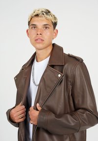 Brave Soul CONEY - Chaqueta de cuero sintético - tan