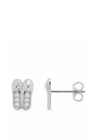 Orecchini a perno in argento sterling a forma di scarpette da balletto, con dettagli in strass e accenti a fiocco, mostrati in vista frontale e laterale.