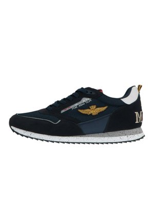 Sneaker in suede e mesh navy con logo d'oro a forma di ala, accenti bianchi, intersuola maculata e suola esterna nera testurizzata. Caratterizzato da lacci rotondi.