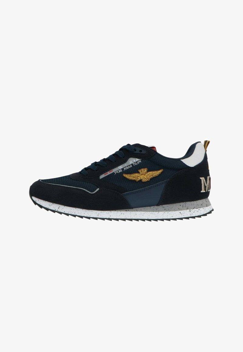 Sneaker in suede e mesh navy con logo d'oro a forma di ala, accenti bianchi, intersuola maculata e suola esterna nera testurizzata. Caratterizzato da lacci rotondi.