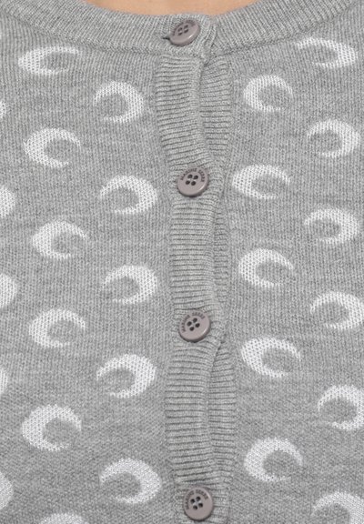Cardigan grigio con motivo a luna crescente bianca, realizzato in tessuto knit testurizzato, con cinque bottoni tondeggianti e colletto a coste.