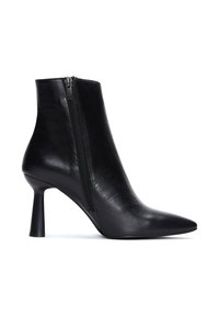 Botte en cuir noire de cheville avec un embout pointu, une fermeture éclair sur le côté et un talon haut élancé. Texture lisse avec un design épuré et minimaliste.