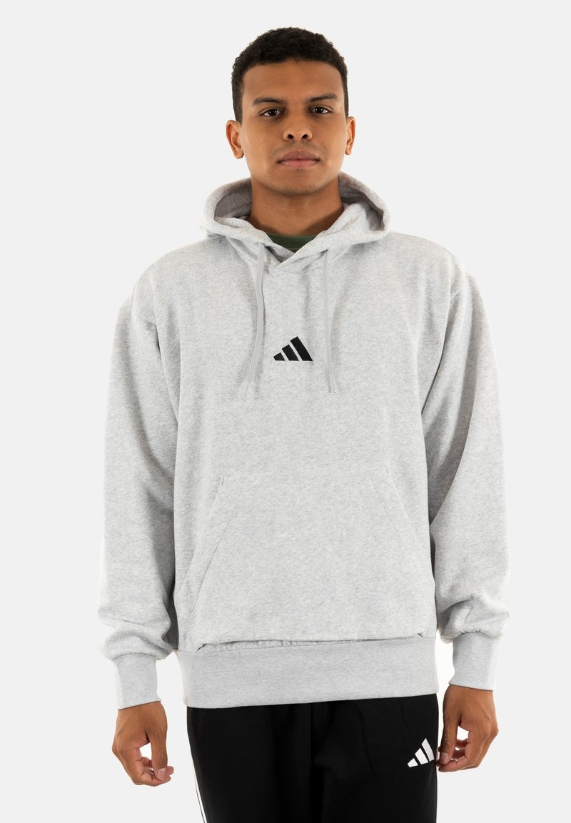 Felpa grigia con cappuccio realizzata in tessuto morbido, con tasca a marsupio frontale e logo nero sul petto. Polsini e orlo a coste.