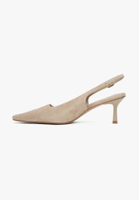 Beige suède slingback hak met een puntige neus, slanke hak en uitsnijding aan de zijkant. Textuur oppervlak en minimalistisch ontwerp.