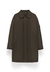 Cappotto khaki con colletto classico, maniche lunghe, tasche laterali e dettaglio con bottone sulla manica. Texture liscia e design minimalista.
