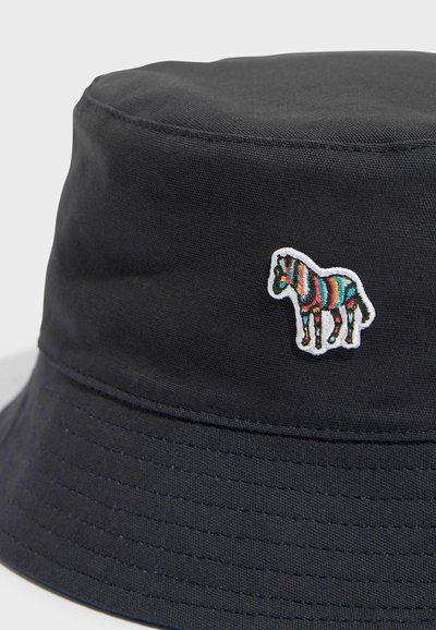 Cappello a secchiello nero in tessuto con una toppa ricamata a strisce di un cavallo sul davanti. Presenta una corona arrotondata e una visiera cucita.