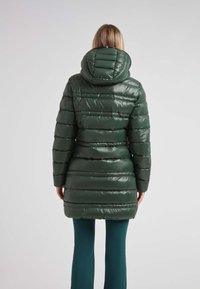 Chaqueta acolchada verde tipo puffer con un acabado brillante, que cuenta con capucha, costuras horizontales y una cintura ajustada.