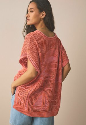 Rosa gestrickter Pullover mit lockerem Sitz, versehen mit einem strukturierten Motiv von Sonne und Segelbooten, kurzen Ärmeln und geripptem Saum.