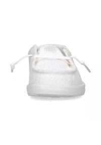 Scarpa bianca con tomaia testurizzata, chiusura con lacci e punta arrotondata. La suola è piatta e realizzata in un materiale resistente.