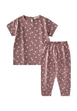 Tričko s krátkym rukávom v farbe mauve a nohavice s elastickým pásom a malou potlačou bielych kvetov, detský voľnočasový outfit.