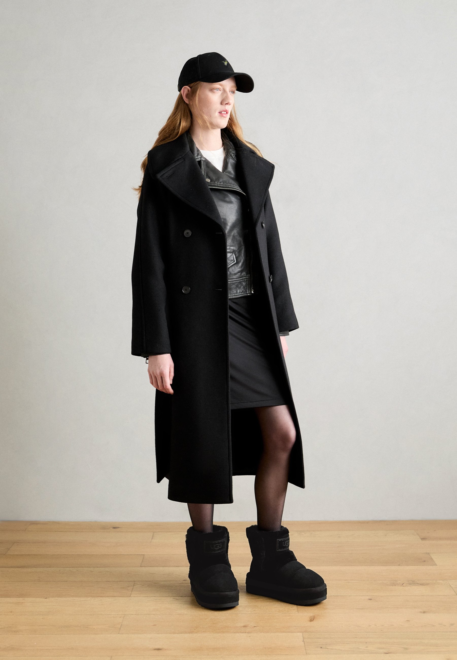 UGG CLASSIC CHILLAPEAK - Platform ankle boots - black - Zalando.co.uk