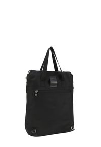 Sac tote en nylon noir avec deux poignées supérieures, un compartiment principal zippé et une poche avant zippée ; présente des accents en métal.