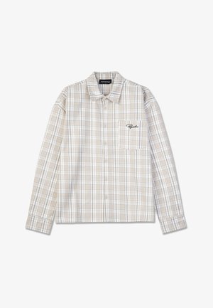 Camisa de botonadura en patrón de cuadros beige, con un bolsillo en el pecho con logo bordado, mangas largas y un collar estándar. Textura de tela ligera.