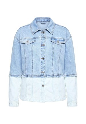 Lyseblå denimjakke med knaplukning, brystlommer og et tofarvet design med en falmet øverste del og en lysere nederste sektion.