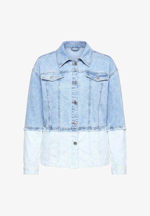 Lyseblå denimjakke med knaplukning, brystlommer og et tofarvet design med en falmet øverste del og en lysere nederste sektion.