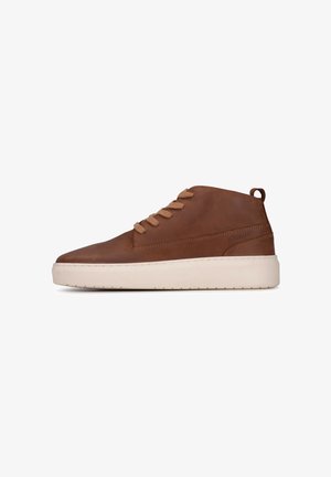 Bruine leren hoge sneakers met een beige rubberen zool. Kenmerken zijn onder andere een ronde neus, vetersluiting aan de voorkant en een kleine hieltab voor gemakkelijk aan- en uittrekken.