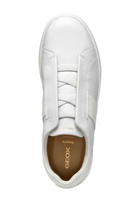 Sneaker bianco con tomaia in pelle texturizzata, lacci elastici e suola in gomma liscia. Logo dorato stampato all'interno della scarpa.