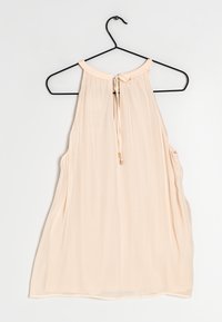 Top senza maniche di colore pesca realizzato in tessuto leggero, con scollatura arricciata, chiusura con lacci regolabili e texture morbida.