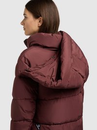 Burgundiipunane sulejope kõrge krae ja üle suurendatud kapuutsiga, millel on tikkimismustriga osad ja nööbid kaelusel. Sile ja läikiv tekstuur.