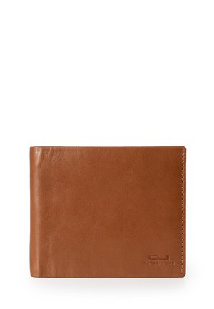Bruine leren bifold portemonnee met zichtbare stiksels aan de rechterrand en klein geperst logo rechtsonder.