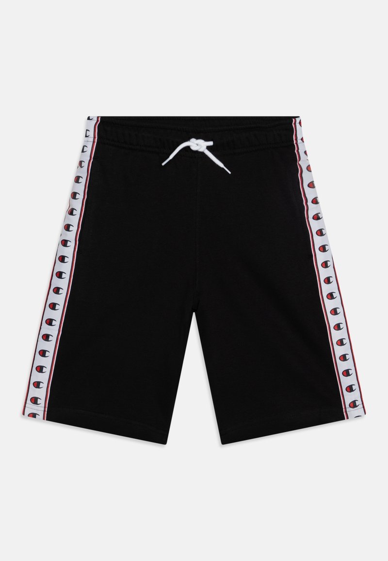 Shorts de sport noirs avec cordon blanc et bandes latérales blanches comportant des logos rouges et noirs répétitifs le long des coutures.