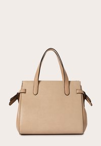 Borsa a mano in pelle beige con finitura testurizzata, doppi manici superiori e manici laterali sottili. Forma quadrata con corpo strutturato e design minimalista.