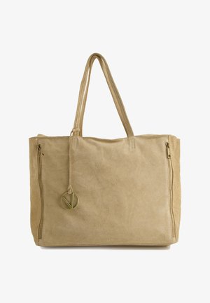 Beige suède tote bag met dubbele zijritsen en een ronde metalen hanger. Heeft twee lange, platte handvatten voor gemakkelijk dragen.