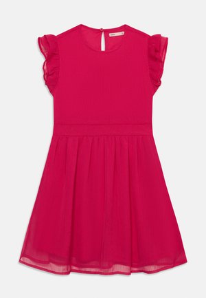 Vestito rosa acceso senza maniche con dettagli arricciati sulle spalle, scollatura rotonda, vita aderente e gonna svasata.