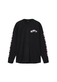 Camiseta negra de manga larga hecha de algodón, con un diseño gráfico en el pecho y patrones repetidos en ambas mangas en rojo y rosa.