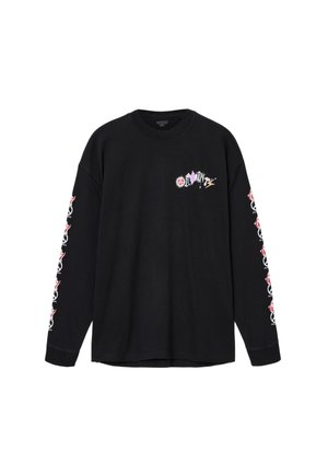 Zwart T-shirt met lange mouwen van katoen, met een grafisch ontwerp op de borst en herhaalde patronen op beide mouwen in rood en roze.