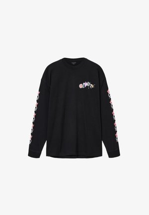 Sort langærmet t-shirt lavet af bomuld, med et grafisk design på brystet og gentagne mønstre på begge ærmer i rødt og pink.