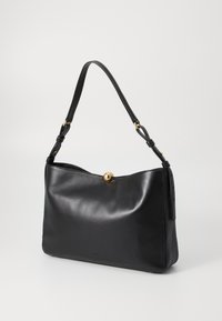Borsa a mano in pelle nera con una texture liscia, forma arrotondata, tracolla regolabile e un dettaglio in metallo dorato alla chiusura.